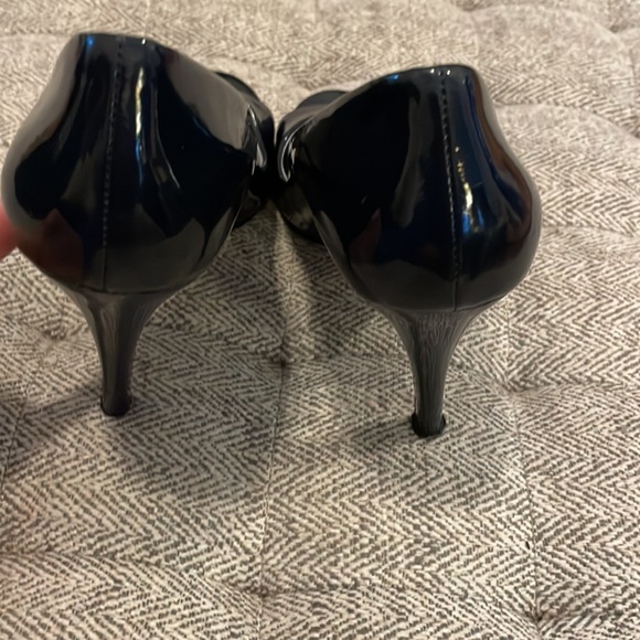 Marc Fisher navy heels size 8.5M - Picture 3 of 5